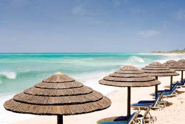 Transats sur la longue plage de sable blanc de Baie Longue