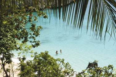Baignade dans les eaux translucides de la plage de Baie Longue