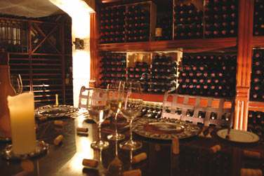 Dner intimiste dans la cave  vin privatise...