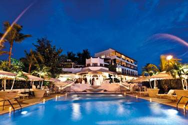 Vue sur la piscine principale by night