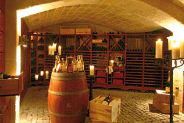 Dgustation de vin dans la cave  vin de l'htel