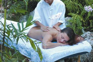 Massage dans les jardins du spa