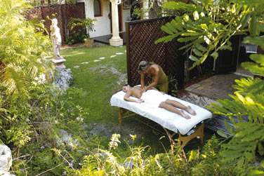 Massage dans les jardins du spa