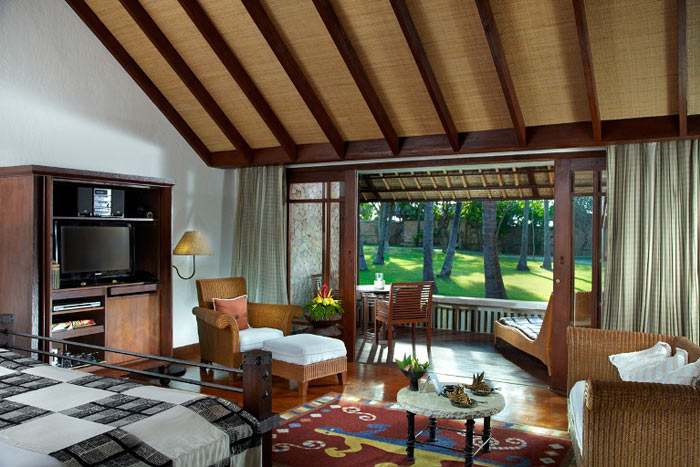 Intérieur de la chambre du Pavillon de Luxe vue jardin Intérieur de la chambre du Pavillon de Luxe vue jardin