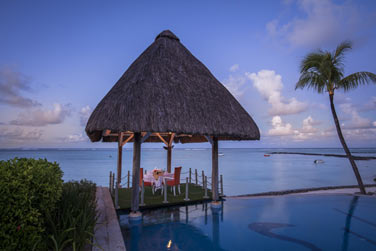 Un moment romantique face  la l'ocan