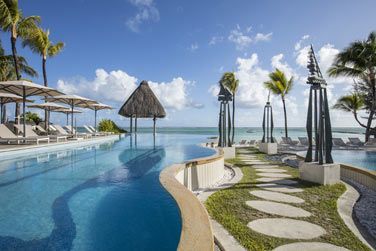 Vous pourrez faire quelques brasses dans la piscine face  la mer