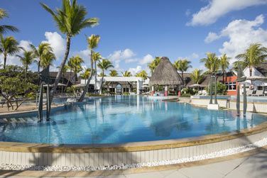 L'htel possde une piscine situe au coeur des jardins