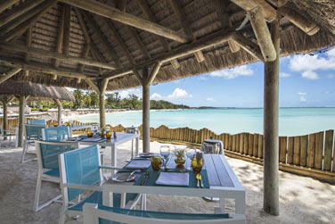 Au restaurant de plage, on vient djeuner ou dner les pieds dans le sable