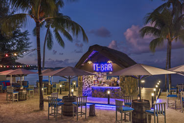 Au Ti Bar, un mixologue expert prpare des cocktails modernes et cratifs