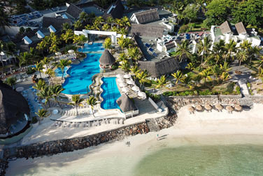 L'htel se situe le long d'une trs belle plage de sable blanc