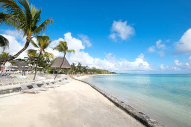 La superbe plage bordant l'htel et son lagon