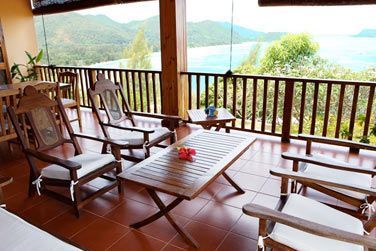 La terrasse des chambres avec vue sur la mer