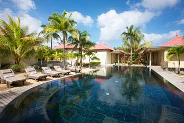 Le spa possde une piscine o vous pourrez vous relaxer...