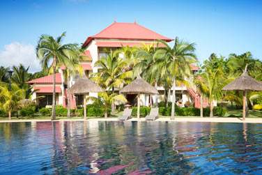 Dcouvrez l'architecture originale de l'htel avec ses btiments aux toits rouge !