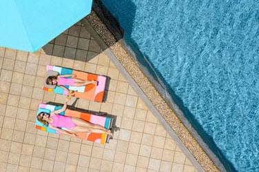 Dtendez vous au bord d'une des piscines