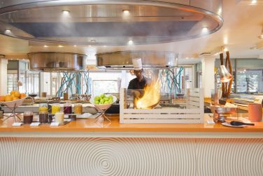 Admirez les cuisiniers flamber vos plats