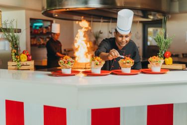 Mticuleusement, le Chef prparera vos plats