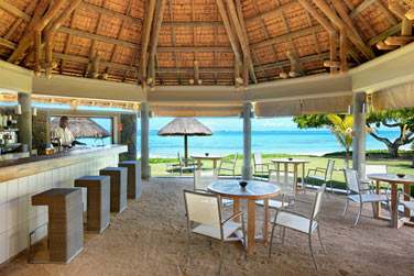 Le restaurant La Playa vous accueille pour un djeuner les pieds dans le sable face  la mer
