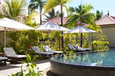 Dtendez vous au bord de la piscine du Spa