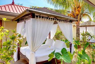 De petits endroits intimistes se cachent dans les jardins du spa