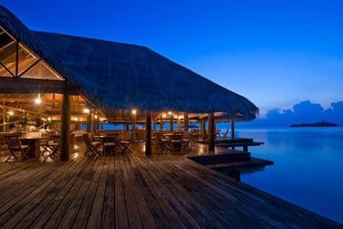 Voici le restaurant sur pilotis pour votre dner au dessus du lagon