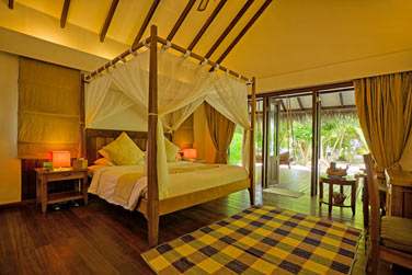 Intrieur chambre des Beach Villa avec lit  baldaquin et dcoration soigne
