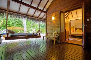 La terrasse de la Beach Villa Suite avec sa balancelle pour profiter du temps qui passe