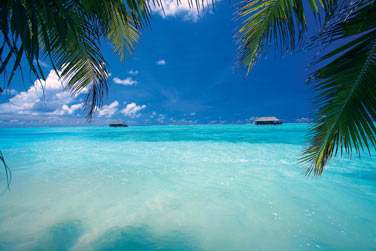 Le lagon de l'htel Medhufuhsi Island Resort au dgrad de bleu et turquoise...