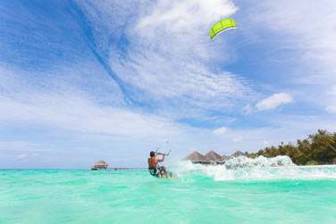 Un lagon propice aux sports nautiques : initiez-vous au kite surf !
