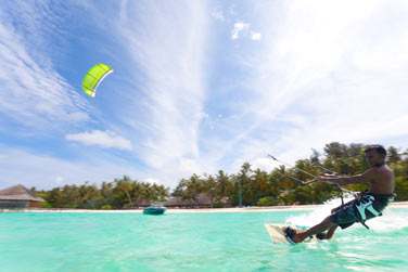 Le kite surf, une activit que vous pourrez pratiquer facilement dans le grand lagon du Medhufushi