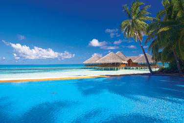 La piscine de l'htel donnant sur  la plage et le lagon. Plongez dans l'infini de l'horizon...