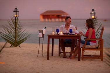 Dner romantique sur la plage... clair aux lanternes