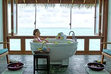 Bain relaxant au spa sur pilotis