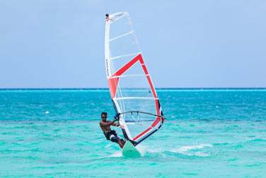 Un lagon propice aux sports nautiques : initiez-vous au windsurf !