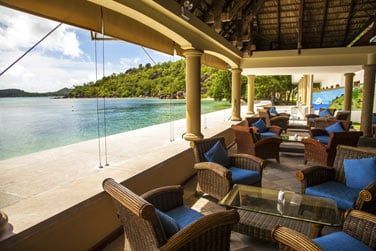 Le bar de l'htel et sa vue sur la mer