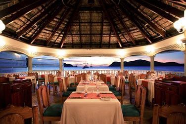 Le restaurant situ sur le ponton au-dessus de la baie