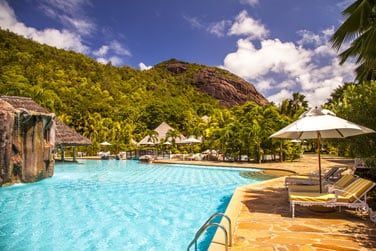 La piscine est l'une des plus grandes des Seychelles
