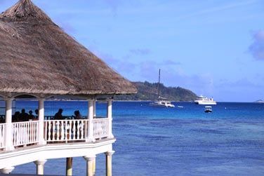 Profitez de la vue sur l'le de Curieuse  l'horizon