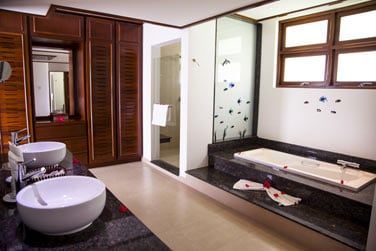 La salle de bain trs spacieuse