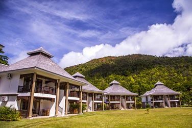Les chambres sont dissmines dans un vaste jardin, dans de petites villas offrant une vue sur la mer