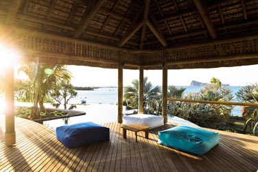 Autour de la piscine  dbordement, vous trouverez de gros poufs pour lzarder