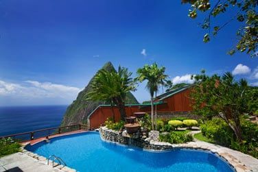 Le bar Dasheene se situe au bord de la piscine princial de l'htel