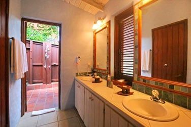 La salle de bain de la suite Rainbow avec piscine