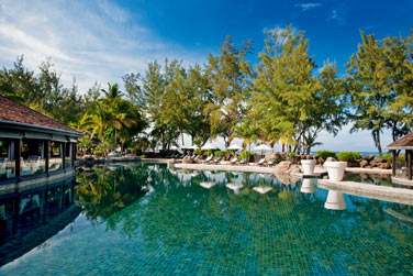 L'htel dispose d'une grande piscine  deux pas de la plage