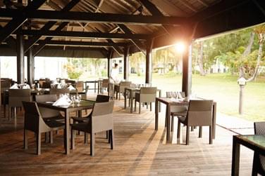 Le restaurant La Cuisine est situ juste  ct de la piscine principale