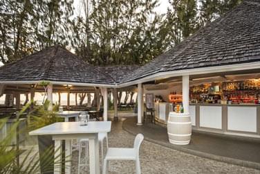 Le Bar est situ juste  ct de la piscine principale