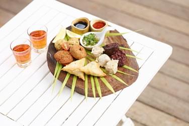 Vous apprcierez un djeuner lger ou un cocktail tropical