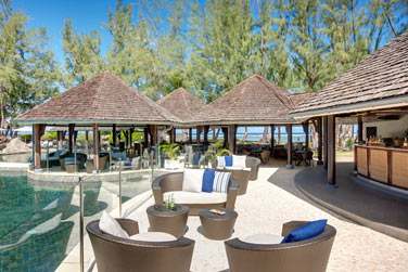 Prenez un verre au bar au bord de la piscine