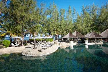 Vous pourrez vous relaxez sur les transats dissmins tout autour de la piscine