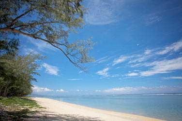 L'htel est bord par une longue plage de sable blanc